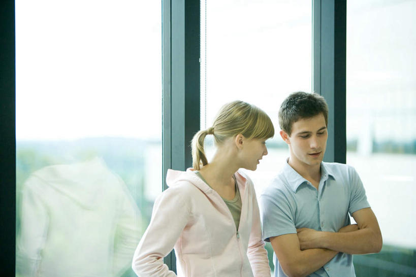 西方人,两个人,伙伴,朋友,学校,教学楼,站,笑,说,双手交叉,微笑,露齿笑,横图,室内,白天,正面,友谊,植物,窗户,欧洲,欧洲人,注视,校园,玻璃窗,树,树木,绿色,自然,观察,看,站着,生长,成长,观看,察看,双手抱胸,关注,交流,友情,男人,男性,年轻男性,年轻女性,女人,女性,白种人,沟通,讲话,交谈,说话,谈话,站立,半身,彩图,教室楼,教学大楼