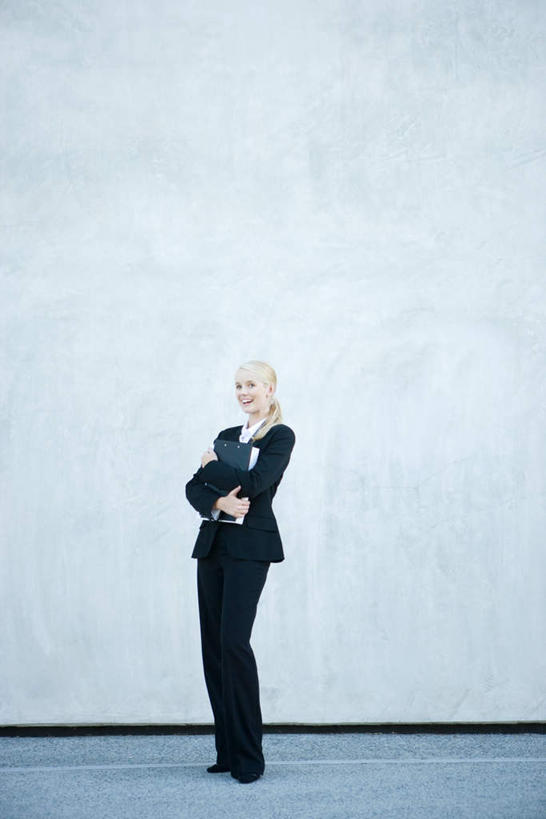 西方人,一个人,商务人士,商务女性,站,摸,竖图,俯视,室外,白天,衬衫,欧洲,欧洲人,仅一个年轻女性,仅一个女性,仅一个人,抚摸,套装,材料,档案,文件,墙,拿,拿着,注视,墙壁,墙面,资料,观察,看,站着,抬手,观看,察看,关注,文档,商务装,工薪阶层,年轻女性,女人,女性,白种人,白领,上班族,触摸,接触,站立,彩图,高角度拍摄,全身,衬衣