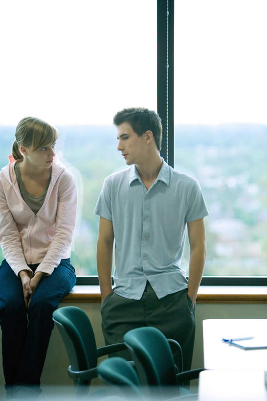 西方人,两个人,伙伴,朋友,学校,教学楼,站,笑,说,微笑,露齿笑,竖图,室内,白天,正面,友谊,植物,窗户,桌子,椅子,欧洲,欧洲人,木椅,注视,书桌,校园,玻璃窗,树,树木,三个,绿色,自然,课桌,观察,看,站着,生长,成长,观看,察看,关注,交流,友情,男人,男性,年轻男性,年轻女性,女人,女性,白种人,插兜,沟通,讲话,交谈,两手抄兜,两手放兜,手插兜,手放口袋,说话,谈话,站立,半身,彩图,教室楼,教学大楼