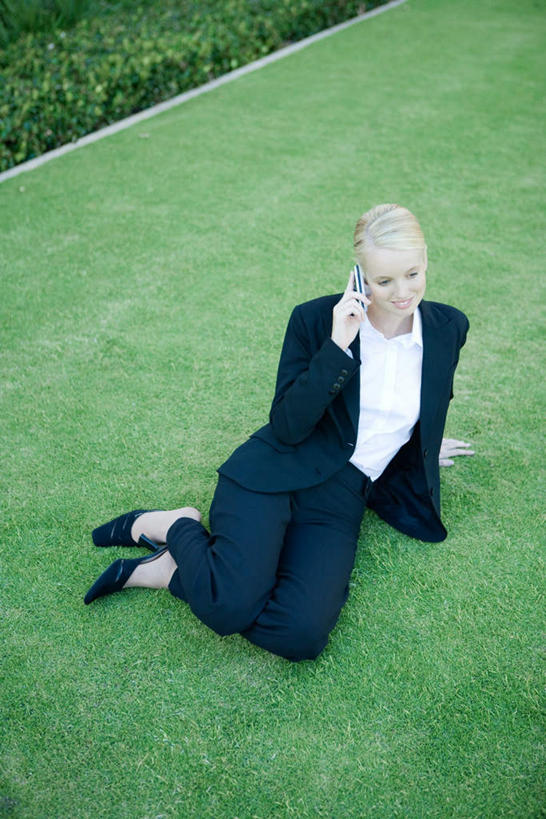 西方人,一个人,商务人士,商务女性,坐,打电话,竖图,俯视,室外,白天,衬衫,草地,草坪,植物,电话,手机,欧洲,欧洲人,仅一个年轻女性,仅一个女性,仅一个人,套装,注视,通讯设备,草,绿色,低头,观察,看,观看,一台,察看,操作,关注,商务装,工薪阶层,交流,年轻女性,女人,女性,白种人,白领,上班族,沟通,通话,坐着,彩图,高角度拍摄,全身,衬衣