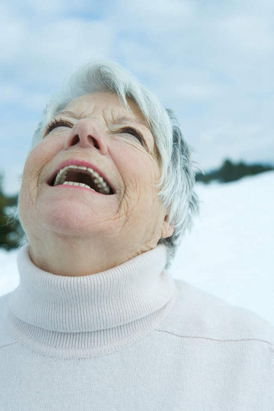 西方人,脸,头,脸颊,一个人,站,竖图,室外,白天,正面,雪,植物,大雪,欧洲,欧洲人,仅一个女性,仅一个人,积雪,雪景,冬天,注视,树,树木,蓝色,绿色,蓝天,天空,自然,天,观察,看,站着,张嘴,仅一个老年女性,生长,成长,观看,察看,关注,张大嘴巴,老年女性,女人,女性,白种人,头部,脸部,脸蛋,面部,张开嘴,抬头,仰头,站立,半身,彩图