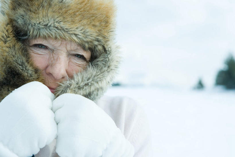 西方人,一个人,站,摸,横图,室外,白天,正面,雪,植物,大雪,帽子,欧洲,欧洲人,仅一个女性,仅一个人,抚摸,朦胧,模糊,积雪,雪景,冬天,注视,树,树木,蓝色,绿色,蓝天,天空,自然,天,观察,看,站着,遮,仅一个老年女性,生长,成长,观看,察看,遮挡,关注,贝雷帽,遮盖,遮蔽,老年女性,女人,女性,白种人,触摸,接触,站立,半身,彩图