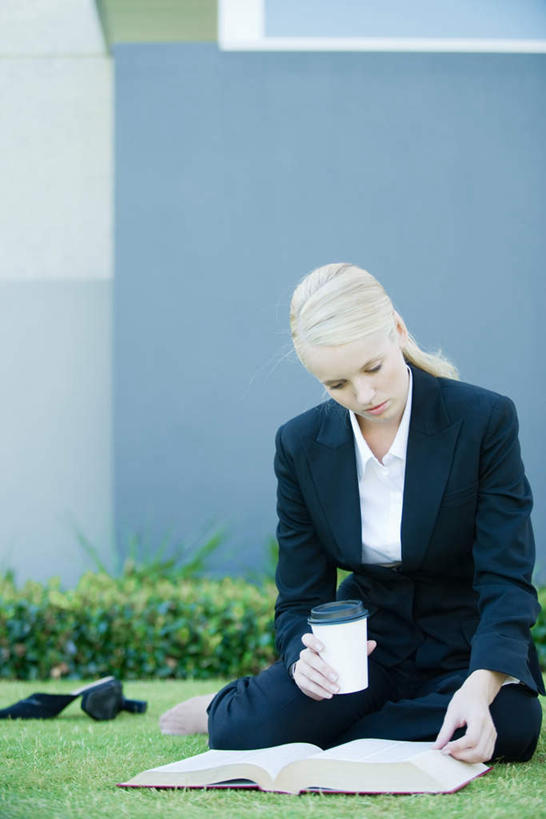 西方人,一个人,商务人士,商务女性,坐,竖图,室外,白天,正面,衬衫,草地,草坪,植物,杯子,书籍,欧洲,欧洲人,仅一个年轻女性,仅一个女性,仅一个人,套装,墙,注视,墙壁,墙面,草,绿色,水杯,低头,观察,看,观看,翻阅,察看,关注,商务装,工薪阶层,年轻女性,女人,女性,白种人,白领,上班族,茶杯,书,图书,坐着,彩图,全身,衬衣