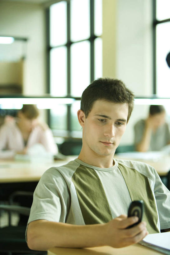 西方人,四个人,伙伴,朋友,图书馆,坐,打电话,竖图,室内,白天,正面,友谊,窗户,桌子,电话,手机,椅子,欧洲,欧洲人,撑,灯光,注视,通讯设备,书桌,吊灯,玻璃窗,灯,课桌,灯具,观察,看,观看,一台,察看,操作,撑着,照明设备,关注,浏览室,交流,友情,男人,男性,年轻男性,年轻女性,女人,女性,白种人,沟通,通话,坐着,半身,彩图,书库,图书库,阅览室