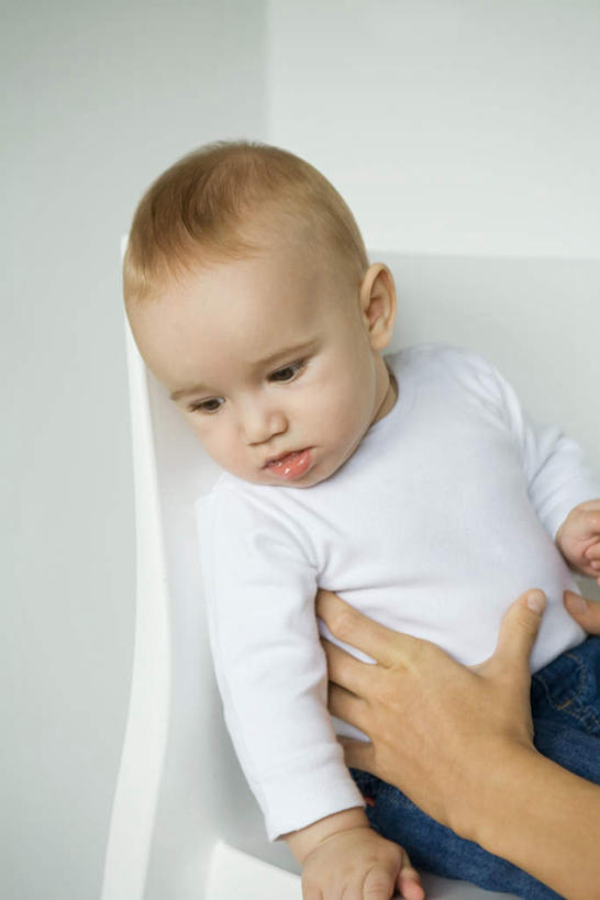 西方人,儿童,手,两个人,父亲,女儿,坐,抱,竖图,室内,特写,白天,正面,纯洁,椅子,欧洲,欧洲人,木椅,墙,注视,墙壁,墙面,一个,小孩,低头,观察,看,父女,手部,父爱,可爱,童年,童趣,单个,抱着,观看,察看,搂着,关注,童真,烂漫,无邪,天真,男人,男性,年轻男性,女孩,女人,女性,白种人,搂,坐着,半身,彩图,女生