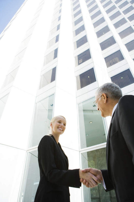 西方人,两个人,商务人士,商务男性,商务女性,高楼大厦,站,握手,竖图,室内,白天,仰视,衬衫,大厦,建筑,摩天大楼,欧洲,欧洲人,套装,注视,相视,蓝色,蓝天,天空,天,观察,看,站着,面对面,观看,对视,察看,关注,相对,商务装,工薪阶层,相看,男人,男性,年轻男性,年轻女性,女人,女性,白种人,白领,上班族,拉手,手拉手,手握手,站立,半身,彩图,低角度拍摄,衬衣,大楼,高层建筑,高楼,摩天楼
