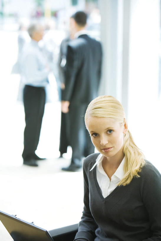 西方人,三个人,商务人士,商务男性,商务女性,坐,竖图,俯视,室内,白天,衬衫,电脑,笔记本电脑,地板,沙发,欧洲,欧洲人,套装,朦胧,模糊,网络,地面,注视,通讯设备,木地板,观察,看,观看,一台,察看,无线,关注,通信设备,商务装,无线网络,无线上网,便携式电脑,工薪阶层,手提电脑,男人,男性,年轻男性,年轻女性,女人,女性,白种人,白领,上班族,抬头,仰头,坐着,半身,彩图,高角度拍摄,衬衣,皮沙发