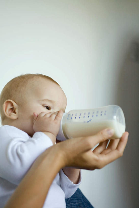 西方人,儿童,手,两个人,父亲,女儿,抱,竖图,室内,特写,白天,正面,纯洁,地板,欧洲,欧洲人,喝,奶瓶,墙,地面,拿,拿着,木地板,墙壁,墙面,玻璃制品,一个,小孩,玻璃瓶,瓶子,父女,手部,父爱,可爱,童年,童趣,单个,抱着,搂着,童真,烂漫,无邪,天真,男人,男性,年轻男性,女孩,女人,女性,白种人,搂,半身,彩图,女生