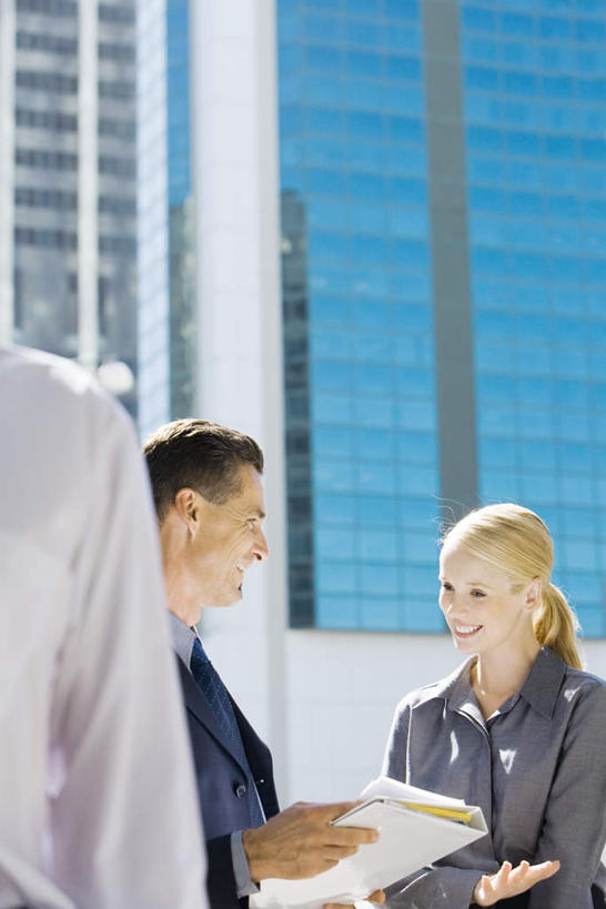 西方人,三个人,商务人士,商务男性,商务女性,高楼大厦,站,笑,双手交叉,微笑,露齿笑,竖图,室外,白天,正面,衬衫,大厦,建筑,摩天大楼,欧洲,欧洲人,套装,文件,拿,拿着,注视,相视,观察,看,站着,面对面,观看,对视,察看,双手抱胸,关注,相对,商务装,工薪阶层,相看,男人,男性,年轻男性,年轻女性,女人,女性,白种人,白领,上班族,站立,半身,彩图,衬衣,大楼,高层建筑,高楼,摩天楼