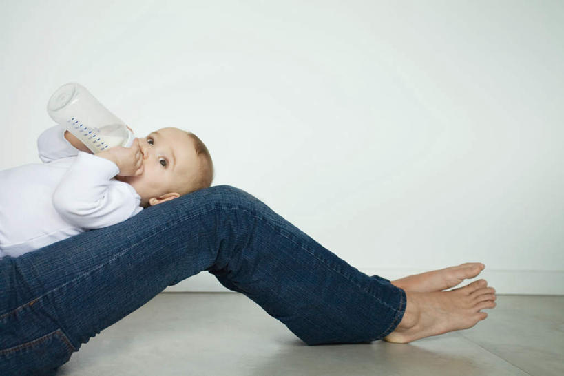 西方人,儿童,腿部,脚,脚趾,脚后跟,脚背,踝,腿,两个人,父亲,女儿,坐,横图,室内,特写,白天,侧面,纯洁,地板,欧洲,欧洲人,喝,奶瓶,墙,地面,拿,拿着,注视,木地板,墙壁,墙面,玻璃制品,小孩,玻璃瓶,瓶子,观察,看,靠,父女,父爱,可爱,童年,童趣,观看,察看,关注,童真,烂漫,无邪,天真,男人,男性,年轻男性,女孩,女人,女性,白种人,脚底,坐着,半身,彩图,女生