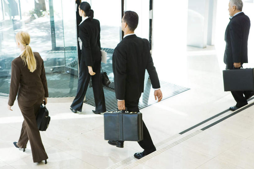 西方人,背部,四个人,商务人士,商务男性,商务女性,站,横图,俯视,室内,白天,衬衫,地板,门,欧洲,欧洲人,套装,包,公文包,地面,注视,木地板,门框,观察,看,站着,四个,公事包,观看,察看,关注,商务装,工薪阶层,男人,男性,年轻男性,年轻女性,女人,女性,白种人,白领,上班族,站立,半身,彩图,高角度拍摄,衬衣