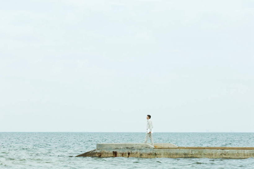 西方人,一个人,站,横图,俯视,室外,白天,草地,草坪,海浪,海洋,植物,手机,欧洲,欧洲人,仅一个男性,仅一个人,浪花,水平线,辽阔,海平线,注视,草,仅一个年轻男性,一个,蓝色,绿色,蓝天,天空,海水,天,观察,看,站着,广阔,单个,观看,一望无际,察看,关注,海景,无边无际,一马平川,男人,男性,年轻男性,白种人,大海,风浪,海,海水的波动,近岸浪,涌浪,站立,彩图,高角度拍摄,全身,水天相接,水天一线