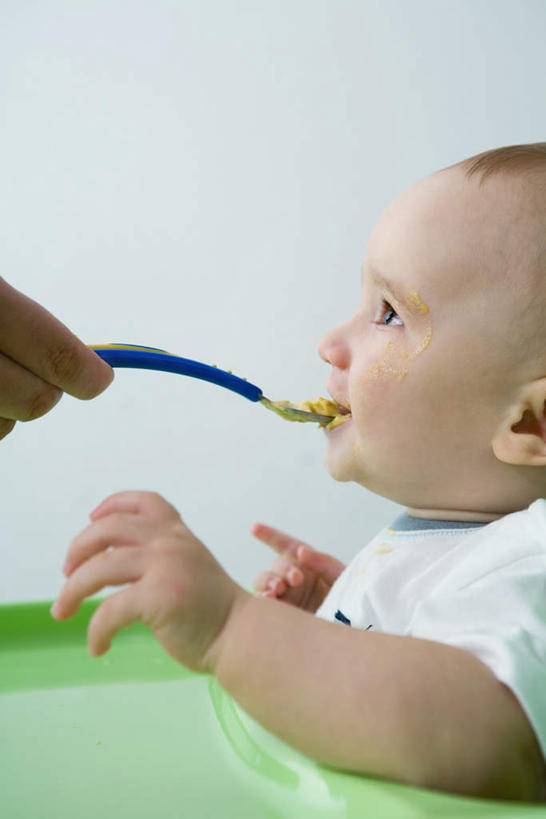 西方人,儿童,两个人,父亲,女儿,坐,吃,竖图,室内,特写,白天,侧面,纯洁,餐桌,桌子,欧洲,欧洲人,勺子,注视,一个,小孩,调羹,汤匙,观察,看,父女,父爱,可爱,童年,童趣,单个,餐台,观看,察看,关注,童真,烂漫,无邪,天真,男人,男性,年轻男性,女孩,女人,女性,白种人,嚼,食,抬头,仰头,坐着,半身,彩图,女生