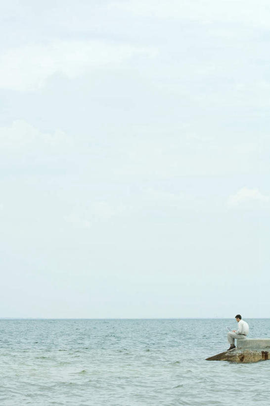 西方人,一个人,坐,竖图,俯视,室外,白天,草地,草坪,海浪,海洋,植物,手机,欧洲,欧洲人,仅一个男性,仅一个人,浪花,水平线,辽阔,海平线,注视,草,仅一个年轻男性,一个,蓝色,绿色,蓝天,天空,海水,天,观察,看,广阔,单个,观看,一望无际,察看,关注,海景,无边无际,一马平川,男人,男性,年轻男性,白种人,大海,风浪,海,海水的波动,近岸浪,涌浪,坐着,彩图,高角度拍摄,全身,水天相接,水天一线