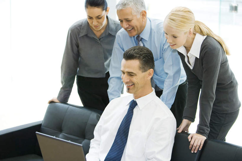 西方人,四个人,同事,商务人士,商务男性,商务女性,坐,横图,俯视,室内,白天,衬衫,成功,合作,团队,集体,信心,电脑,笔记本电脑,沙发,欧洲,欧洲人,套装,注视,通讯设备,队伍,低头,观察,看,观看,一台,察看,无线,操作,领导,成就,关注,通信设备,商务装,合伙,领袖,便携式电脑,工薪阶层,手提电脑,男人,男性,年轻男性,年轻女性,女人,女性,白种人,白领,上班族,坐着,半身,彩图,高角度拍摄,衬衣