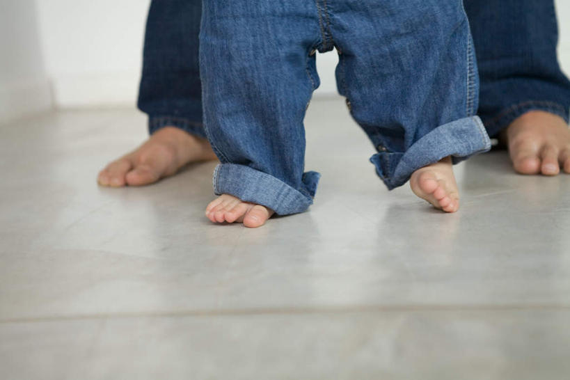 西方人,儿童,腿部,脚,脚趾,脚后跟,脚背,踝,腿,两个人,父亲,女儿,站,横图,室内,特写,白天,正面,纯洁,欧洲,欧洲人,瓷砖,地砖,墙,地面,注视,墙壁,墙面,小孩,观察,看,站着,父女,父爱,可爱,童年,童趣,观看,察看,关注,童真,烂漫,无邪,天真,男人,男性,年轻男性,女孩,女人,女性,白种人,脚底,站立,半身,彩图,女生