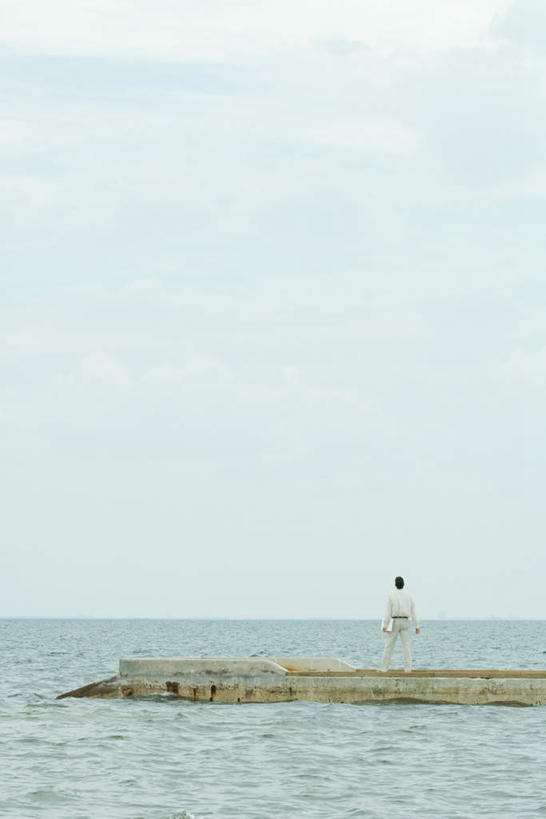 西方人,背部,一个人,站,竖图,俯视,室外,白天,草地,草坪,海浪,海洋,植物,手机,欧洲,欧洲人,仅一个男性,仅一个人,浪花,水平线,辽阔,海平线,注视,草,仅一个年轻男性,一个,蓝色,绿色,蓝天,天空,海水,天,观察,看,站着,广阔,单个,观看,一望无际,察看,关注,海景,无边无际,一马平川,男人,男性,年轻男性,白种人,大海,风浪,海,海水的波动,近岸浪,涌浪,站立,彩图,高角度拍摄,全身,水天相接,水天一线