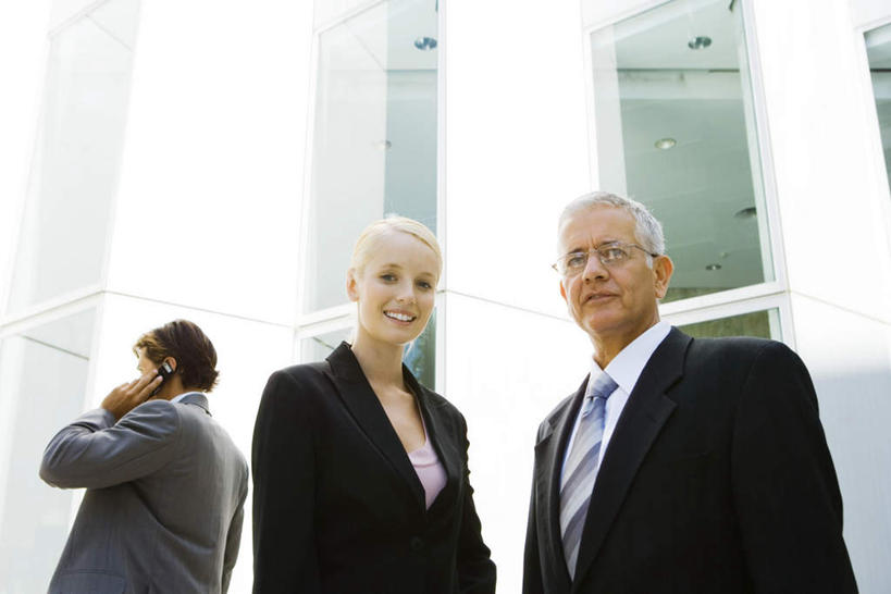 西方人,三个人,同事,商务人士,商务男性,商务女性,站,打电话,横图,室外,白天,仰视,衬衫,成功,合作,团队,集体,信心,窗户,落地窗,电话,手机,欧洲,欧洲人,阴影,套装,光线,包,公文包,影子,墙,拿,听,拿着,注视,通讯设备,队伍,玻璃窗,墙壁,墙面,阳光,观察,看,站着,公事包,观看,一台,察看,领导,成就,关注,商务装,合伙,领袖,工薪阶层,交流,男人,男性,年轻男性,年轻女性,女人,女性,白种人,白领,上班族,沟通,通话,站立,半身,彩图,低角度拍摄,衬衣