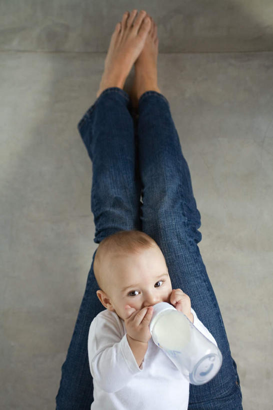 西方人,儿童,腿部,脚,脚趾,脚后跟,脚背,踝,腿,两个人,父亲,女儿,坐,竖图,俯视,室内,特写,白天,纯洁,欧洲,欧洲人,喝,瓷砖,地砖,奶瓶,地面,注视,玻璃制品,小孩,玻璃瓶,瓶子,观察,看,父女,父爱,可爱,童年,童趣,观看,察看,关注,童真,烂漫,无邪,天真,男人,男性,年轻男性,女孩,女人,女性,白种人,脚底,坐着,半身,彩图,高角度拍摄,女生