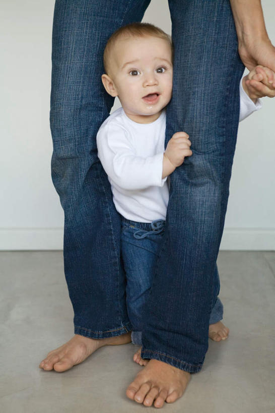 西方人,儿童,腿部,脚,脚趾,脚后跟,脚背,踝,腿,两个人,父亲,女儿,站,握手,竖图,俯视,室内,白天,纯洁,欧洲,欧洲人,躲藏,瓷砖,地砖,墙,地面,注视,墙壁,墙面,小孩,观察,看,站着,张嘴,父女,父爱,可爱,童年,童趣,观看,扯,察看,关注,张大嘴巴,童真,烂漫,无邪,天真,男人,男性,年轻男性,女孩,女人,女性,白种人,脚底,张开嘴,拉手,手拉手,手握手,站立,半身,彩图,高角度拍摄,女生