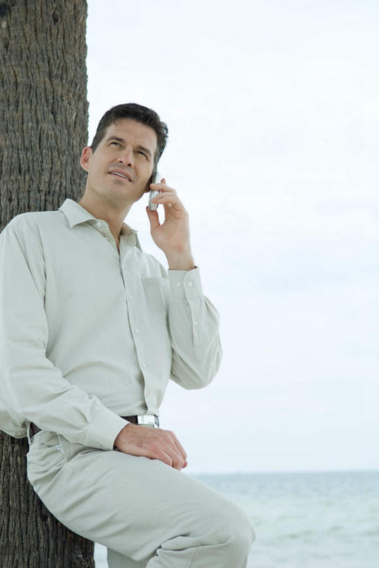 西方人,一个人,站,打电话,竖图,室外,白天,仰视,海浪,海洋,植物,电话,手机,欧洲,欧洲人,仅一个男性,仅一个人,浪花,听,注视,通讯设备,树,树木,仅一个年轻男性,一个,蓝色,绿色,蓝天,天空,自然,海水,天,观察,看,靠,站着,生长,单个,成长,观看,察看,关注,海景,交流,男人,男性,年轻男性,白种人,大海,风浪,海,海水的波动,近岸浪,涌浪,沟通,通话,站立,半身,彩图,低角度拍摄