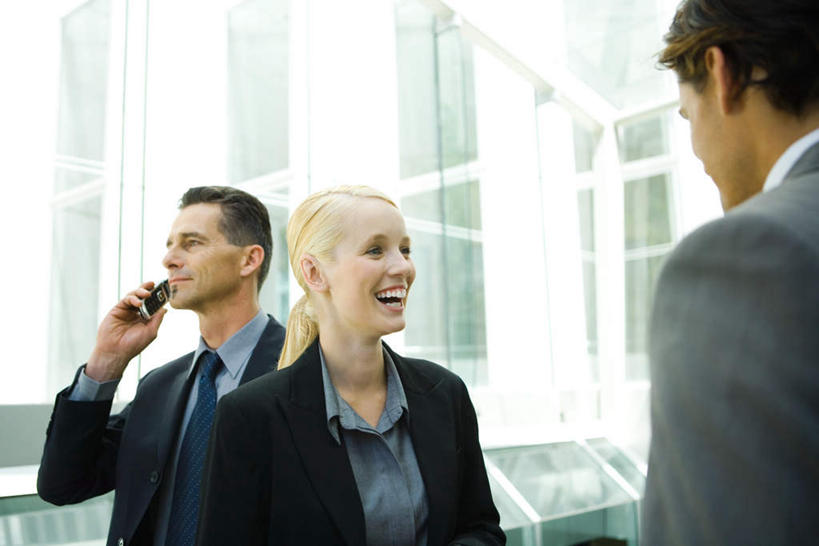 西方人,背部,三个人,商务人士,商务男性,商务女性,站,笑,打电话,微笑,露齿笑,横图,室外,白天,正面,衬衫,电话,手机,欧洲,欧洲人,套装,听,注视,通讯设备,相视,观察,看,站着,面对面,观看,对视,一台,察看,关注,相对,商务装,工薪阶层,相看,交流,男人,男性,年轻男性,年轻女性,女人,女性,白种人,白领,上班族,沟通,通话,站立,半身,彩图,衬衣