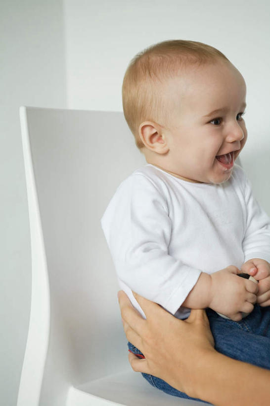 西方人,儿童,手,两个人,家庭,母亲,儿子,坐,竖图,室内,白天,仰视,纯洁,地板,椅子,欧洲,欧洲人,喝,木椅,墙,地面,注视,木地板,墙壁,墙面,一个,小孩,观察,看,靠,张嘴,温暖,温馨,母子,一家人,手部,可爱,母爱,童年,童趣,单个,观看,和睦,察看,关注,张大嘴巴,童真,烂漫,无邪,天真,男孩,年轻女性,女人,女性,白种人,孩子,年轻人,张开嘴,坐着,半身,彩图,低角度拍摄,融洽,男生