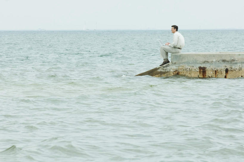 西方人,一个人,坐,横图,室外,白天,侧面,海浪,海洋,欧洲,欧洲人,仅一个男性,仅一个人,浪花,陆地,水平线,辽阔,海平线,注视,仅一个年轻男性,蓝色,蓝天,天空,海水,天,观察,看,广阔,观看,一望无际,察看,瞭望,关注,海景,无边无际,一马平川,男人,男性,年轻男性,白种人,大海,风浪,海,海水的波动,近岸浪,涌浪,坐着,彩图,全身,水天相接,水天一线