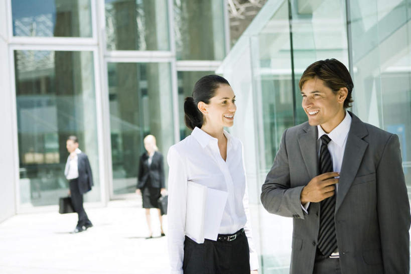 西方人,四个人,商务人士,商务男性,商务女性,站,笑,微笑,露齿笑,横图,俯视,室外,白天,衬衫,窗户,落地窗,欧洲,欧洲人,套装,包,瓷砖,地砖,公文包,地面,注视,玻璃窗,相视,观察,看,站着,面对面,公事包,观看,对视,察看,关注,相对,商务装,工薪阶层,相看,男人,男性,年轻男性,年轻女性,女人,女性,白种人,白领,上班族,站立,半身,彩图,高角度拍摄,衬衣