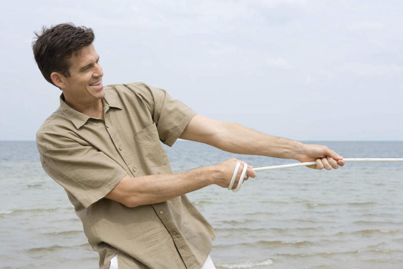 西方人,一个人,站,拉,横图,俯视,室内,白天,海浪,海洋,欧洲,欧洲人,仅一个男性,仅一个人,一条,浪花,注视,仅一个年轻男性,蓝色,蓝天,天空,海水,绳子,天,观察,看,站着,观看,绳索,察看,关注,海景,男人,男性,年轻男性,白种人,大海,风浪,海,海水的波动,近岸浪,涌浪,站立,半身,彩图,高角度拍摄