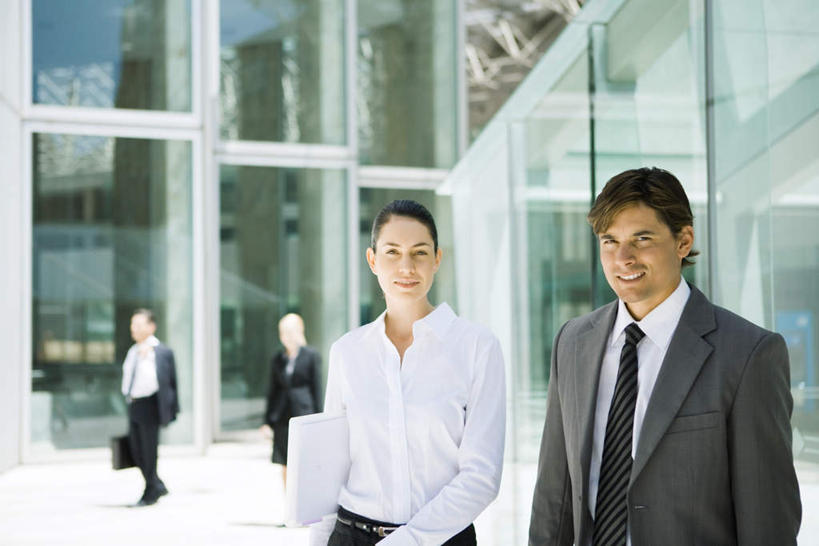 西方人,四个人,商务人士,商务男性,商务女性,站,笑,微笑,露齿笑,横图,室外,白天,正面,衬衫,窗户,落地窗,欧洲,欧洲人,套装,包,材料,瓷砖,档案,地砖,公文包,文件,地面,注视,玻璃窗,资料,观察,看,站着,公事包,观看,察看,关注,文档,商务装,工薪阶层,男人,男性,年轻男性,年轻女性,女人,女性,白种人,白领,上班族,站立,半身,彩图,衬衣