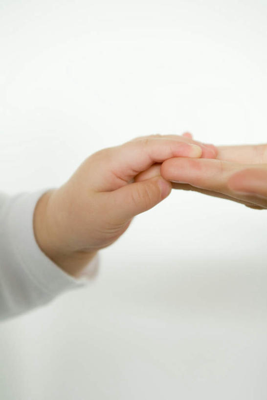 西方人,儿童,手,两个人,家庭,母亲,儿子,竖图,室内,特写,白天,白色背景,正面,纯洁,欧洲,欧洲人,墙,墙壁,墙面,小孩,温暖,温馨,母子,一家人,手部,可爱,母爱,童年,童趣,摄影,影棚,和睦,童真,烂漫,无邪,天真,男孩,年轻女性,女人,女性,白种人,孩子,年轻人,半身,彩图,影棚拍摄,拍摄,融洽,男生