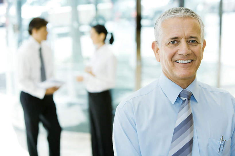 西方人,三个人,商务人士,商务男性,商务女性,站,笑,微笑,露齿笑,横图,俯视,室内,白天,衬衫,窗户,落地窗,门,欧洲,欧洲人,套装,瓷砖,地砖,地面,注视,玻璃窗,相视,门框,观察,看,站着,面对面,观看,对视,察看,关注,相对,商务装,工薪阶层,相看,男人,男性,年轻男性,年轻女性,女人,女性,白种人,白领,上班族,站立,半身,彩图,高角度拍摄,衬衣