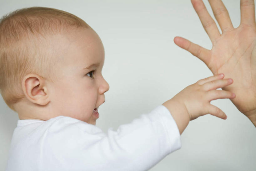 西方人,儿童,手,两个人,家庭,母亲,儿子,摸,横图,室内,特写,白天,白色背景,正面,纯洁,欧洲,欧洲人,抚摸,墙,墙壁,墙面,小孩,张嘴,温暖,温馨,母子,一家人,手部,可爱,母爱,童年,童趣,摄影,影棚,和睦,张大嘴巴,童真,烂漫,无邪,天真,男孩,年轻女性,女人,女性,白种人,孩子,年轻人,张开嘴,触摸,接触,半身,彩图,影棚拍摄,拍摄,融洽,男生