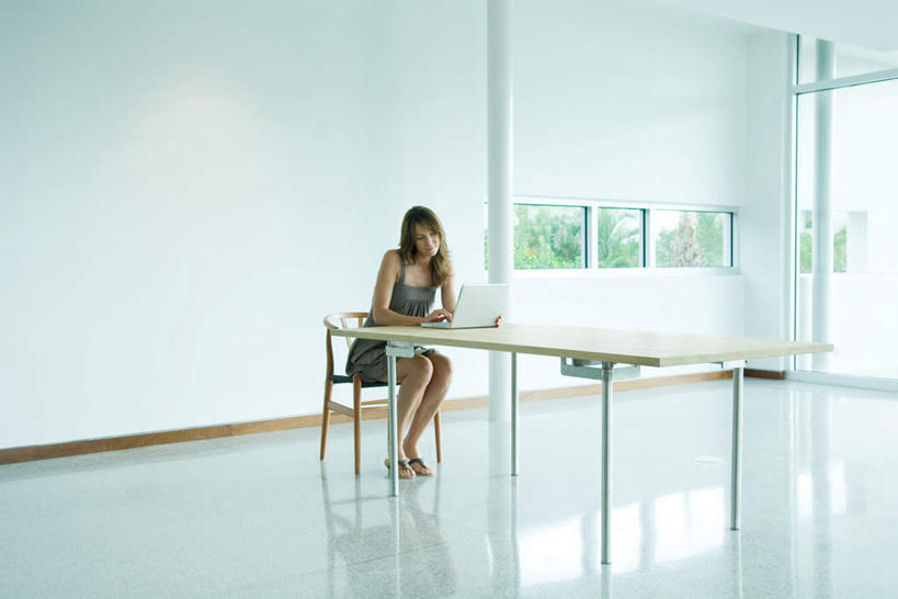 西方人,一个人,坐,横图,室内,白天,正面,电脑,笔记本电脑,窗户,地板,门,桌子,椅子,欧洲,欧洲人,仅一个年轻女性,仅一个女性,仅一个人,撑,木椅,墙,地面,注视,通讯设备,书桌,木地板,玻璃窗,墙壁,墙面,课桌,门框,低头,观察,看,观看,察看,操作,撑着,关注,通信设备,便携式电脑,手提电脑,年轻女性,女人,女性,白种人,坐着,彩图,全身