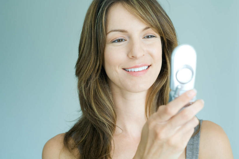 西方人,一个人,站,笑,打电话,微笑,露齿笑,横图,室内,特写,白天,正面,电话,手机,欧洲,欧洲人,仅一个年轻女性,仅一个女性,仅一个人,蓝色背景,墙,拿,拿着,注视,通讯设备,墙壁,墙面,观察,看,站着,摄影,影棚,观看,一台,察看,关注,交流,年轻女性,女人,女性,白种人,沟通,通话,站立,半身,彩图,影棚拍摄,拍摄