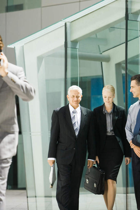 西方人,四个人,同事,商务人士,商务男性,商务女性,站,竖图,室外,白天,正面,衬衫,成功,合作,团队,集体,信心,窗户,落地窗,欧洲,欧洲人,阴影,套装,光线,包,公文包,影子,拿,拿着,注视,队伍,玻璃窗,阳光,观察,看,站着,公事包,观看,察看,领导,成就,关注,商务装,合伙,领袖,工薪阶层,男人,男性,年轻男性,年轻女性,女人,女性,白种人,白领,上班族,站立,半身,彩图,衬衣