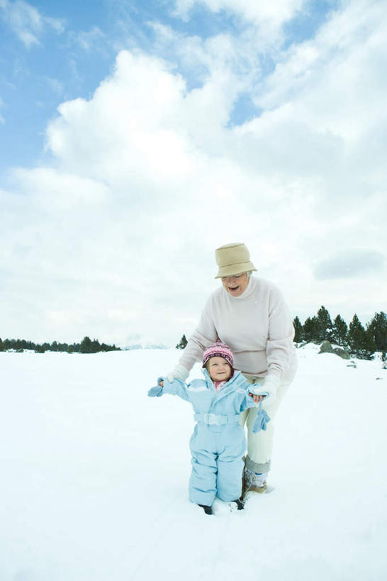 西方人,儿童,老年人,两个人,家庭,祖母,站,握手,竖图,室外,白天,正面,纯洁,山,山脉,雪,植物,大雪,欧洲,欧洲人,服装,积雪,山峰,雪景,冬天,山峦,注视,树,树木,小孩,衣服,蓝色,绿色,蓝天,天空,自然,群山,天,观察,看,站着,温暖,温馨,一家人,可爱,童年,童趣,服饰,生长,奶奶,成长,观看,祖孙,羽绒服,保暖,和睦,察看,御寒,关注,童真,烂漫,无邪,外婆,外孙女,外祖母,冬装,天真,老年女性,女孩,女人,女性,白种人,孩子,孙女,拉手,手拉手,手握手,站立,彩图,全身,融洽,女生