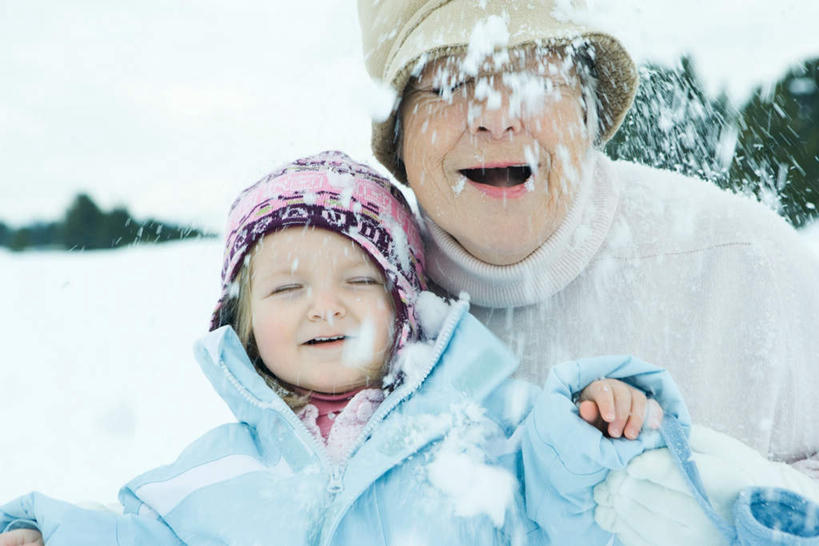 西方人,儿童,老年人,两个人,家庭,祖母,站,闭眼,横图,室外,白天,正面,纯洁,山,山脉,雪,植物,大雪,欧洲,欧洲人,服装,积雪,山峰,雪景,冬天,山峦,树,树木,小孩,衣服,蓝色,绿色,蓝天,天空,自然,群山,天,站着,张嘴,温暖,温馨,一家人,可爱,童年,童趣,服饰,生长,奶奶,成长,祖孙,羽绒服,保暖,和睦,御寒,张大嘴巴,童真,烂漫,无邪,外婆,外孙女,外祖母,冬装,天真,老年女性,女孩,女人,女性,白种人,孩子,孙女,张开嘴,闭眼睛,闭着眼,闭着眼睛,站立,半身,彩图,融洽,女生