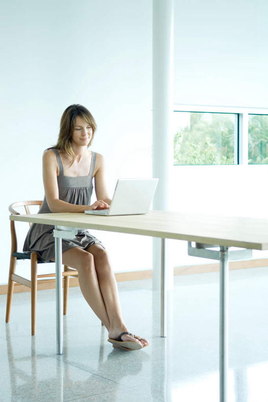 西方人,一个人,坐,竖图,室内,白天,正面,电脑,笔记本电脑,窗户,地板,门,桌子,椅子,欧洲,欧洲人,仅一个年轻女性,仅一个女性,仅一个人,撑,服装,木椅,墙,地面,注视,休闲装,通讯设备,书桌,木地板,玻璃窗,墙壁,墙面,衣服,课桌,门框,低头,观察,看,休闲,休闲服,服饰,观看,察看,操作,撑着,关注,通信设备,便携式电脑,手提电脑,年轻女性,女人,女性,白种人,坐着,彩图,全身