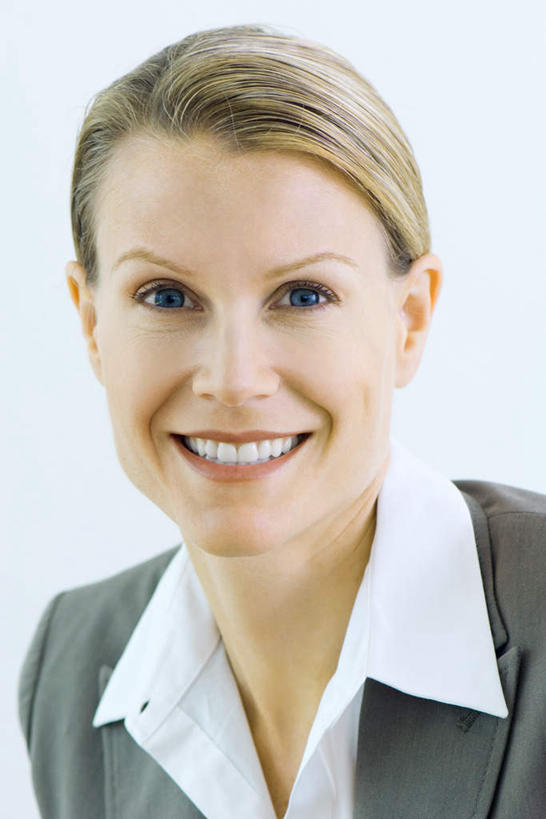 西方人,一个人,商务人士,商务女性,笑,微笑,露齿笑,竖图,室内,特写,白天,白色背景,正面,欧洲,欧洲人,仅一个年轻女性,仅一个女性,仅一个人,套装,摄影,影棚,商务装,工薪阶层,年轻女性,女人,女性,白种人,白领,上班族,半身,彩图,影棚拍摄,拍摄