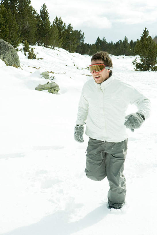 西方人,一个人,站,竖图,室外,白天,正面,雪,植物,大雪,欧洲,欧洲人,仅一个男性,仅一个人,阴影,服装,光线,墨镜,眼镜,影子,积雪,雪景,冬天,注视,树,树木,仅一个年轻男性,衣服,蓝色,绿色,蓝天,天空,阳光,自然,太阳镜,天,观察,看,站着,温暖,抬脚,服饰,生长,成长,观看,羽绒服,保暖,察看,御寒,关注,冬装,男人,男性,年轻男性,白种人,站立,彩图,全身