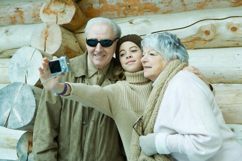 西方人,儿童,老年人,三个人,家庭,夫妻,祖母,祖父,家,木屋,站,笑,微笑,露齿笑,横图,室外,白天,正面,爱情,纯洁,相机,欧洲,欧洲人,一排,服装,墨镜,眼镜,浪漫,住宅,排列,小孩,拍照,衣服,数码相机,太阳镜,太阳眼镜,围巾,站着,温暖,温馨,一家人,遮阳镜,恩爱,可爱,童年,童趣,恋人,摄影,服饰,奶奶,爷爷,祖孙,羽绒服,保暖,和睦,搂着,御寒,队列,童真,烂漫,无邪,外婆,外孙女,外祖母,外公,外祖父,冬装,天真,老年男性,老年女性,男人,男性,女孩,女人,女性,白种人,孩子,夫妇,情侣,孙女,照相机,搂,半身,彩图,照相,茅舍,茅屋,棚屋,小木屋,小屋,伴侣,融洽,女生