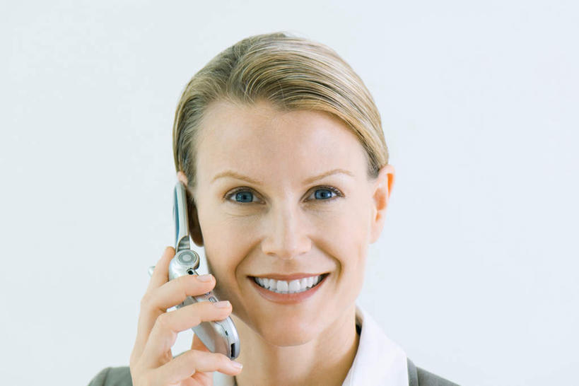 西方人,一个人,商务人士,商务女性,站,笑,打电话,微笑,露齿笑,横图,室内,特写,白天,白色背景,正面,电话,手机,欧洲,欧洲人,仅一个年轻女性,仅一个女性,仅一个人,套装,听,注视,通讯设备,一个,观察,看,站着,摄影,影棚,单个,观看,察看,关注,商务装,工薪阶层,交流,年轻女性,女人,女性,白种人,白领,上班族,沟通,通话,站立,半身,彩图,影棚拍摄,拍摄