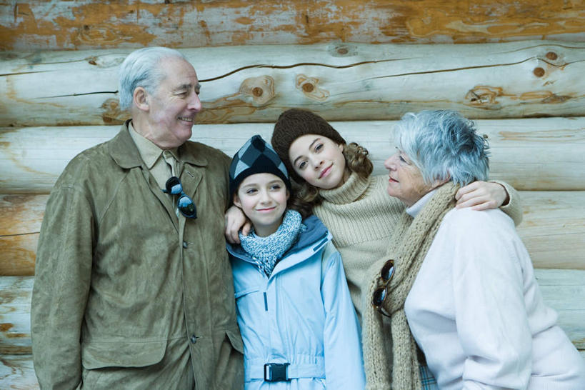 西方人,儿童,老年人,四个人,家庭,夫妻,祖母,祖父,家,木屋,站,抱,笑,微笑,露齿笑,横图,室外,白天,正面,爱情,纯洁,帽子,欧洲,欧洲人,一排,服装,墨镜,眼镜,浪漫,相视,住宅,排列,小孩,衣服,太阳镜,太阳眼镜,围巾,遮阳帽,低头,站着,温暖,温馨,一家人,面对面,遮阳镜,恩爱,可爱,童年,童趣,恋人,服饰,奶奶,爷爷,抱着,祖孙,羽绒服,对视,保暖,和睦,搂着,御寒,队列,相对,童真,烂漫,无邪,外婆,外孙女,外祖母,外公,外祖父,相看,冬装,天真,老年男性,老年女性,男人,男性,女孩,女人,女性,白种人,孩子,夫妇,情侣,孙女,搂,半身,彩图,茅舍,茅屋,棚屋,小木屋,小屋,伴侣,融洽,女生