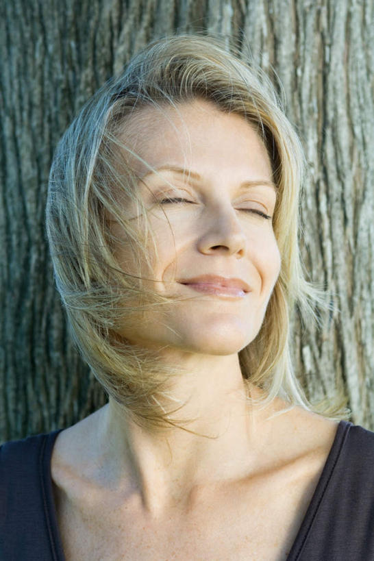 西方人,一个人,站,闭眼,笑,微笑,竖图,室内,特写,白天,正面,树林,植物,欧洲,欧洲人,仅一个年轻女性,仅一个女性,仅一个人,树,树干,树木,绿色,自然,站着,生长,成长,愉悦,年轻女性,女人,女性,白种人,闭眼睛,闭着眼,闭着眼睛,半身,彩图