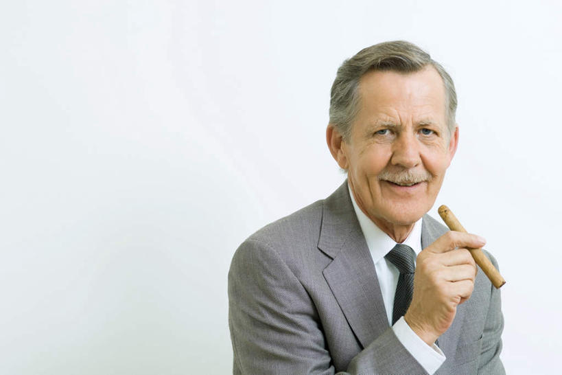 西方人,一个人,商务人士,商务男性,笑,微笑,露齿笑,横图,室内,特写,白天,白色背景,正面,衬衫,香烟,欧洲,欧洲人,仅一个男性,仅一个人,仅一个中年男性,套装,拿,拿着,一个,雪茄,烟,摄影,影棚,单个,商务装,工薪阶层,男人,男性,中年男性,白种人,白领,上班族,卷烟,烟草,纸烟,半身,彩图,影棚拍摄,衬衣,拍摄