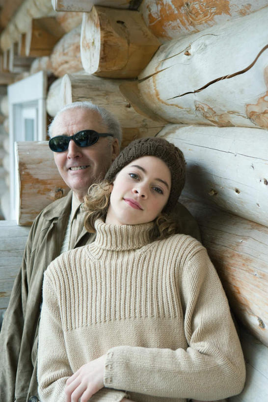 西方人,儿童,老年人,两个人,家庭,祖父,木屋,站,笑,双手交叉,微笑,露齿笑,竖图,室内,白天,正面,纯洁,门,帽子,欧洲,欧洲人,服装,墨镜,眼镜,注视,小孩,衣服,太阳镜,太阳眼镜,遮阳帽,门框,靠,站着,温暖,温馨,一家人,遮阳镜,可爱,童年,童趣,服饰,爷爷,祖孙,羽绒服,保暖,和睦,双手抱胸,御寒,童真,烂漫,无邪,外孙女,外公,外祖父,冬装,天真,老年男性,男人,男性,女孩,白种人,孩子,孙女,半身,彩图,棚屋,小木屋,融洽,女生