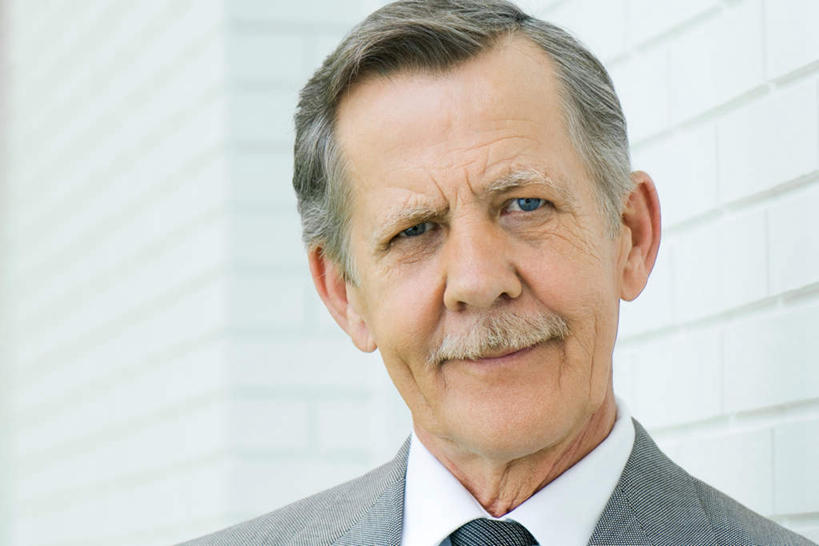 西方人,一个人,商务人士,商务男性,站,笑,微笑,横图,室内,特写,白天,白色背景,正面,衬衫,欧洲,欧洲人,仅一个男性,仅一个人,套装,墙,注视,墙壁,墙面,观察,看,站着,仅一个老年男性,摄影,影棚,观看,察看,关注,商务装,工薪阶层,老年男性,男人,男性,白种人,白领,上班族,站立,半身,彩图,影棚拍摄,衬衣,拍摄