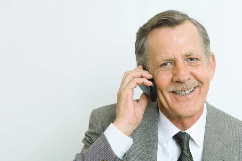 西方人,一个人,商务人士,商务男性,笑,打电话,微笑,露齿笑,横图,室内,特写,白天,白色背景,正面,衬衫,电话,手机,欧洲,欧洲人,仅一个男性,仅一个人,仅一个中年男性,套装,拿,听,拿着,通讯设备,摄影,影棚,一台,商务装,工薪阶层,交流,男人,男性,中年男性,白种人,白领,上班族,沟通,通话,半身,彩图,影棚拍摄,衬衣,拍摄